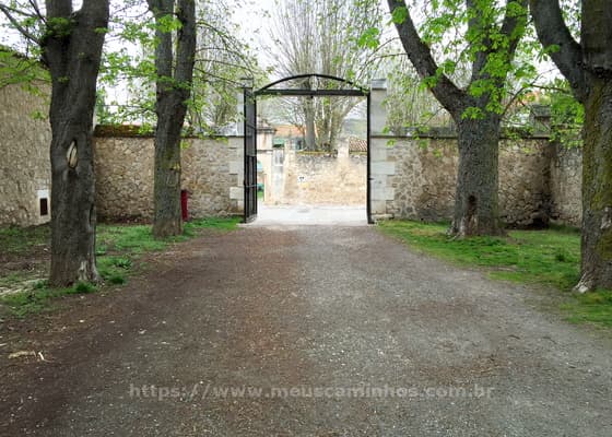 Portão que fica na saída do parque em Burgos, indo para Hornillos del Camino.
