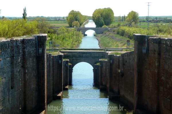 A imagem mostra a eclusa quádrupla no canal da Castilla, em Frómista.