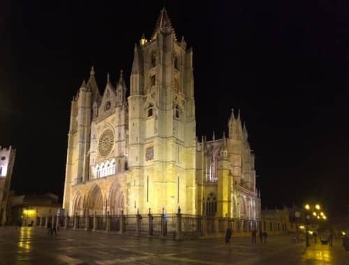 A foto mostra a Catedral de Santa Maria, em Léon, à noite