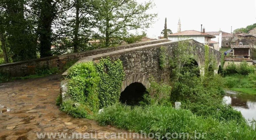 A foto mostra a ponte de pedra que tem na chegada de Furelos, ultimo pueblo antes de Melide.